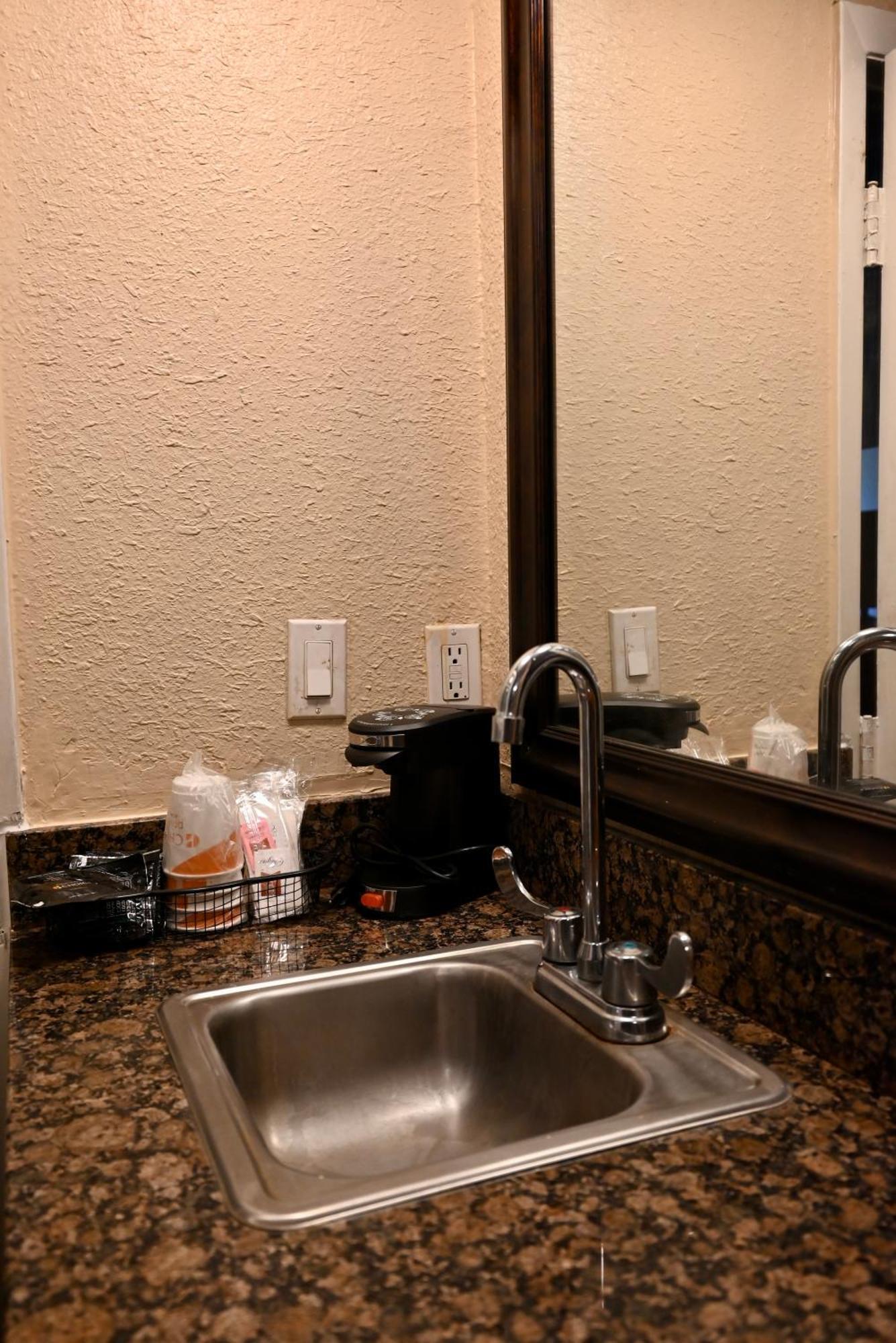 Quality Inn & Suites I-35 Near Frost Bank Center San Antonio Bagian luar foto