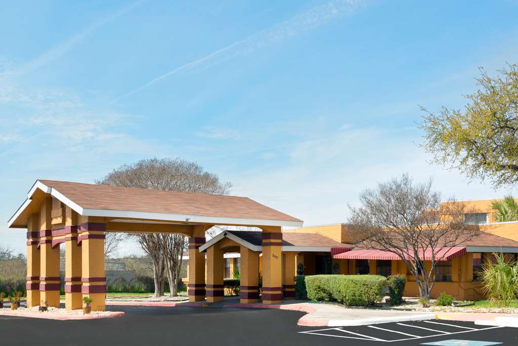 Quality Inn & Suites I-35 Near Frost Bank Center San Antonio Bagian luar foto