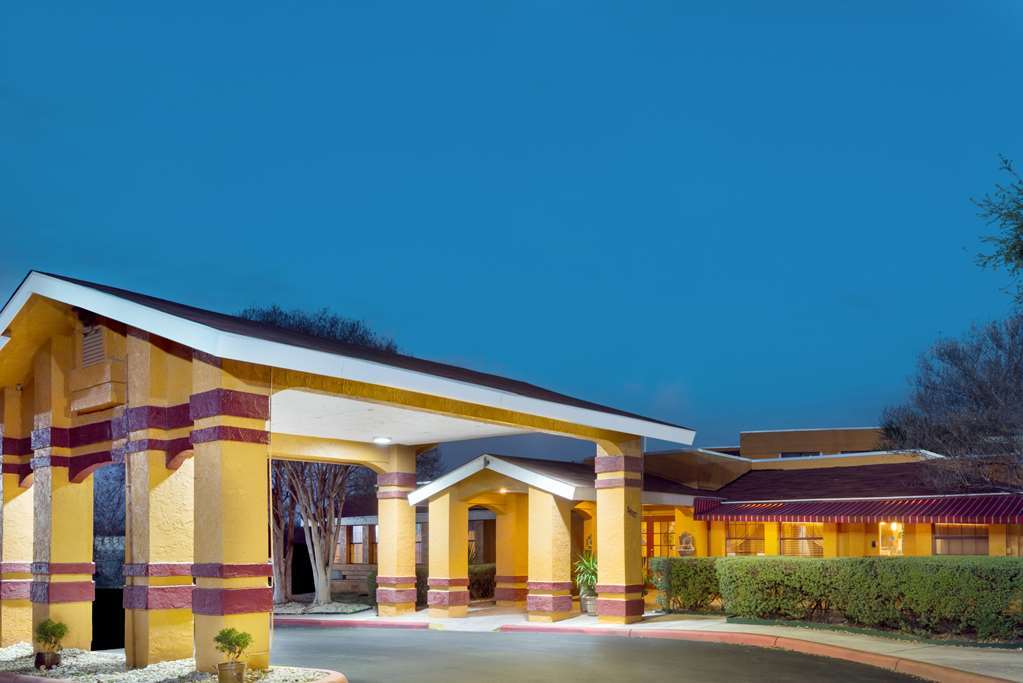 Quality Inn & Suites I-35 Near Frost Bank Center San Antonio Bagian luar foto